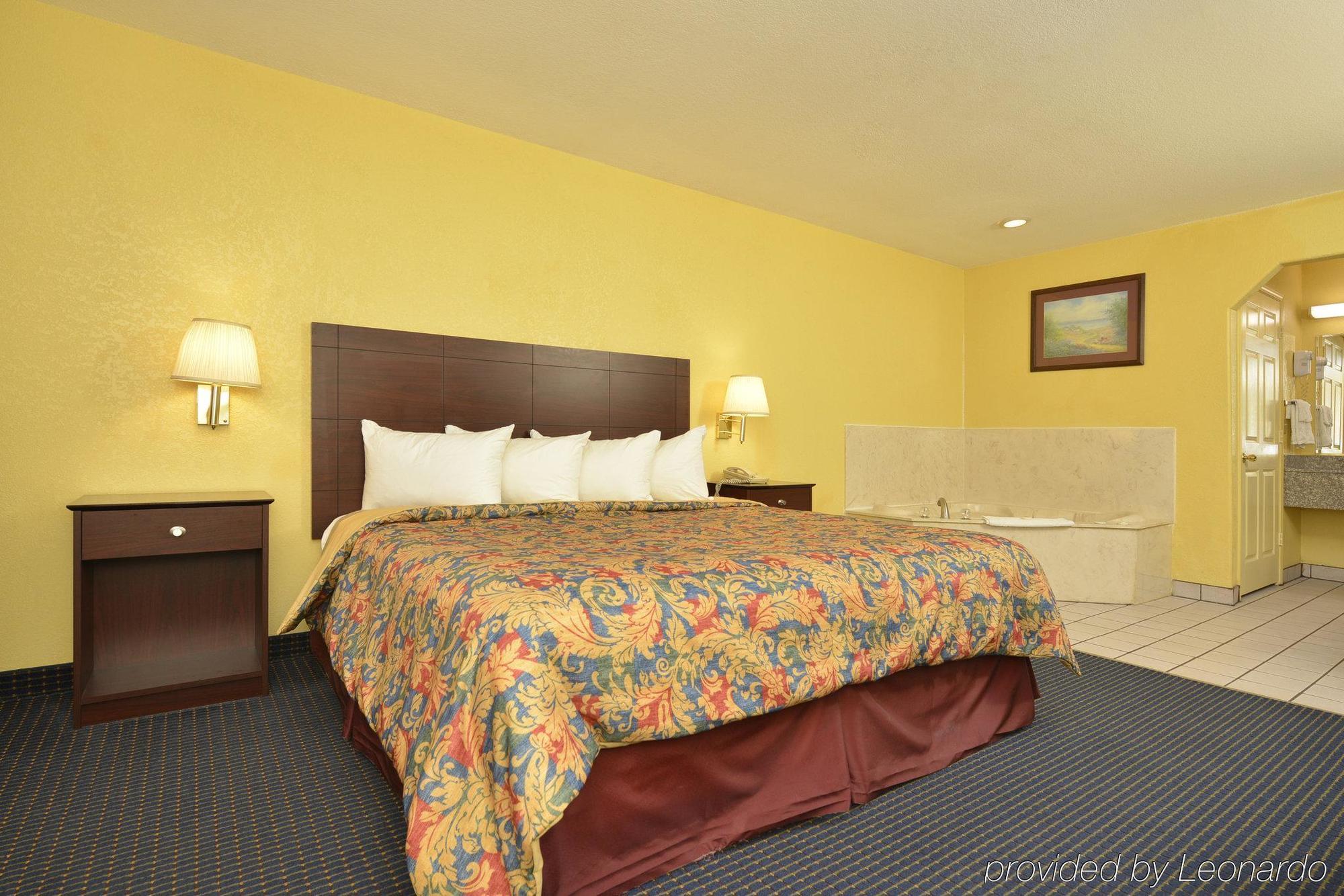 Days Inn Ган-Баррель-Сити Экстерьер фото