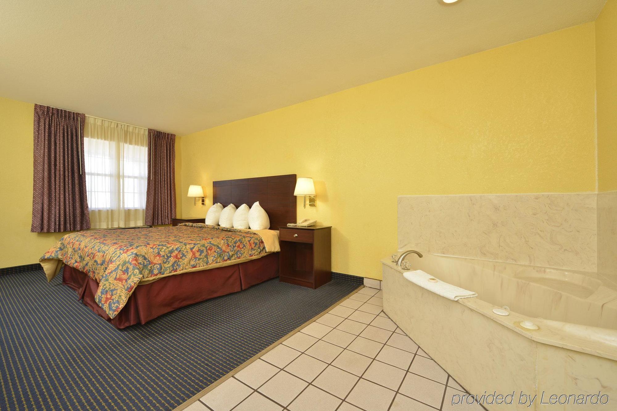 Days Inn Ган-Баррель-Сити Экстерьер фото